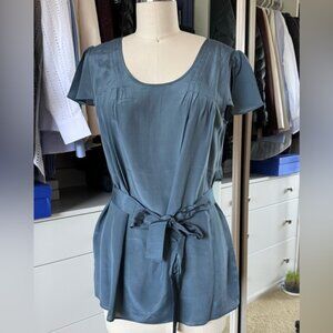 NWT‼️BANANA REPUBLIC Monogram 💯Silk Blouse with Charm tie Size Small